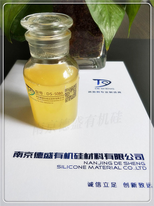 消泡劑DS-5080消泡劑具有優(yōu)異的消、抑泡性能,可以在泡沫產(chǎn)生后添加或作為抑泡組份加入產(chǎn)品中,消泡劑的添加量可為10~100ppm,最佳添加量由客戶根據(jù)具體情況試驗決定。
消泡劑產(chǎn)品可直接使用,也可稀釋后使用。如在起泡體系中能充分攪拌分散,可以直接添加,無需稀釋,如需稀釋,按照技術人員提供稀釋方法進行,不可直接加水稀釋,否則容易出現(xiàn)分層破乳等現(xiàn)象,從而影響產(chǎn)品品質,因用水直接稀釋或其他不正確的方法加工或使用產(chǎn)品產(chǎn)生的后果,本公司概不承擔責任。